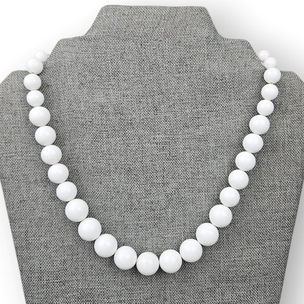 Vintage Napier Beaded Strand Necklace Graduated White Lucite Ball Bead 18.25"
